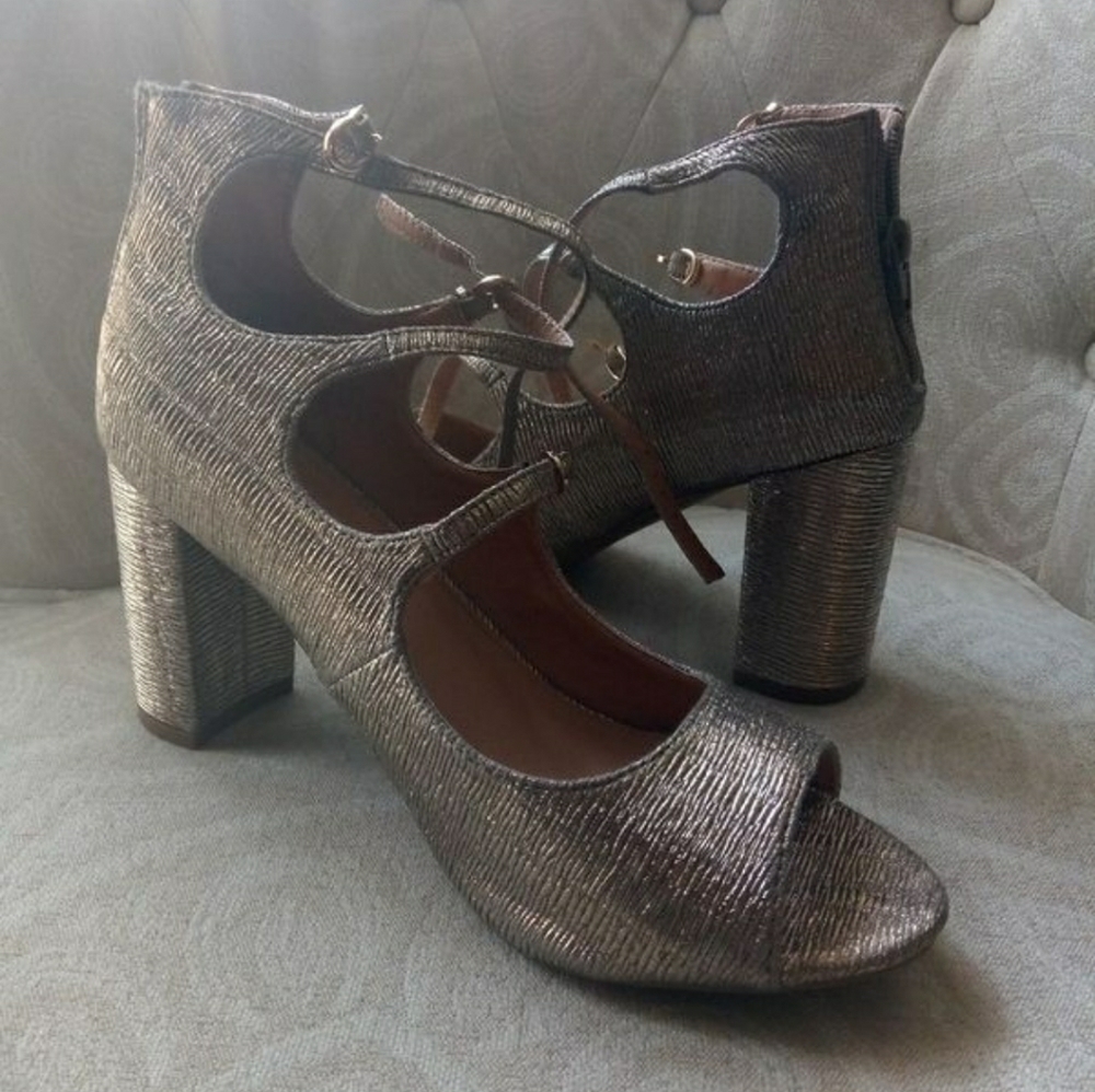 NWOT Mary Jane Style Chunky Gold Heels size 10Wide